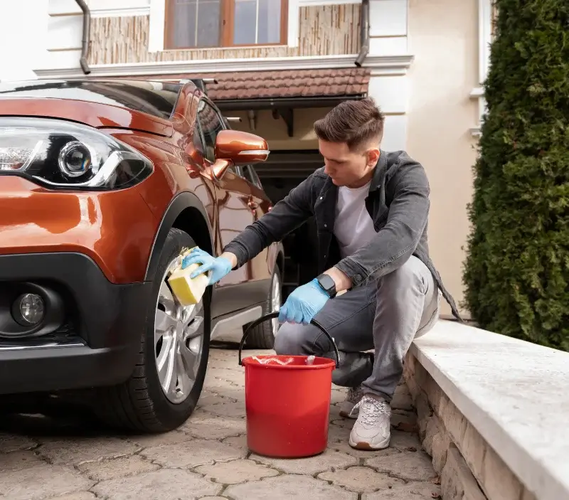 Lavage auto à domicile Louer : professionnel intervenant sur un véhicule